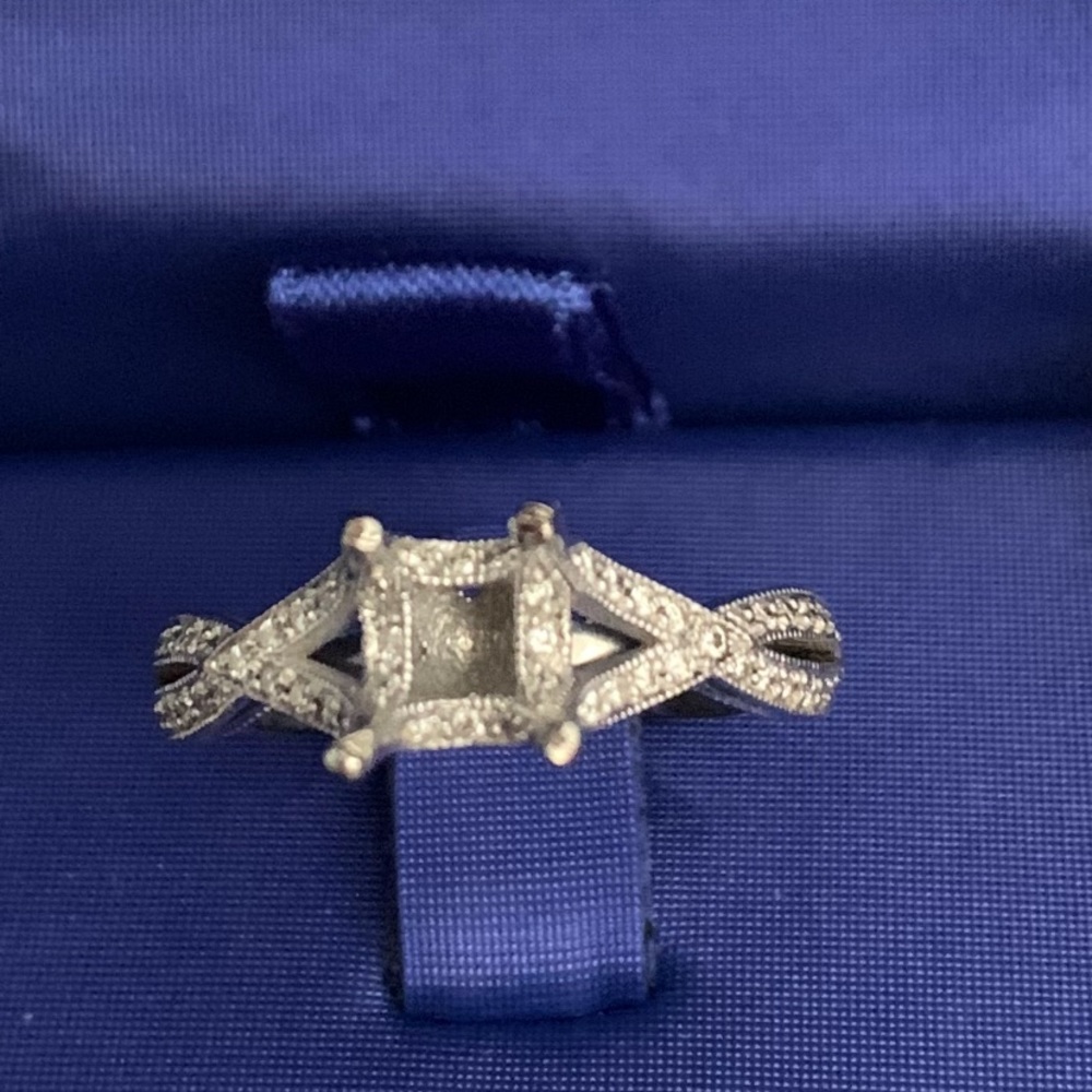 Tacori Ribbon Twist 18k with side diamonds only!